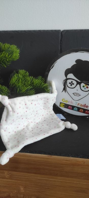 doudou plat mouchoir disney baby blanc vert rose violet fleur tache flocon noeud carré