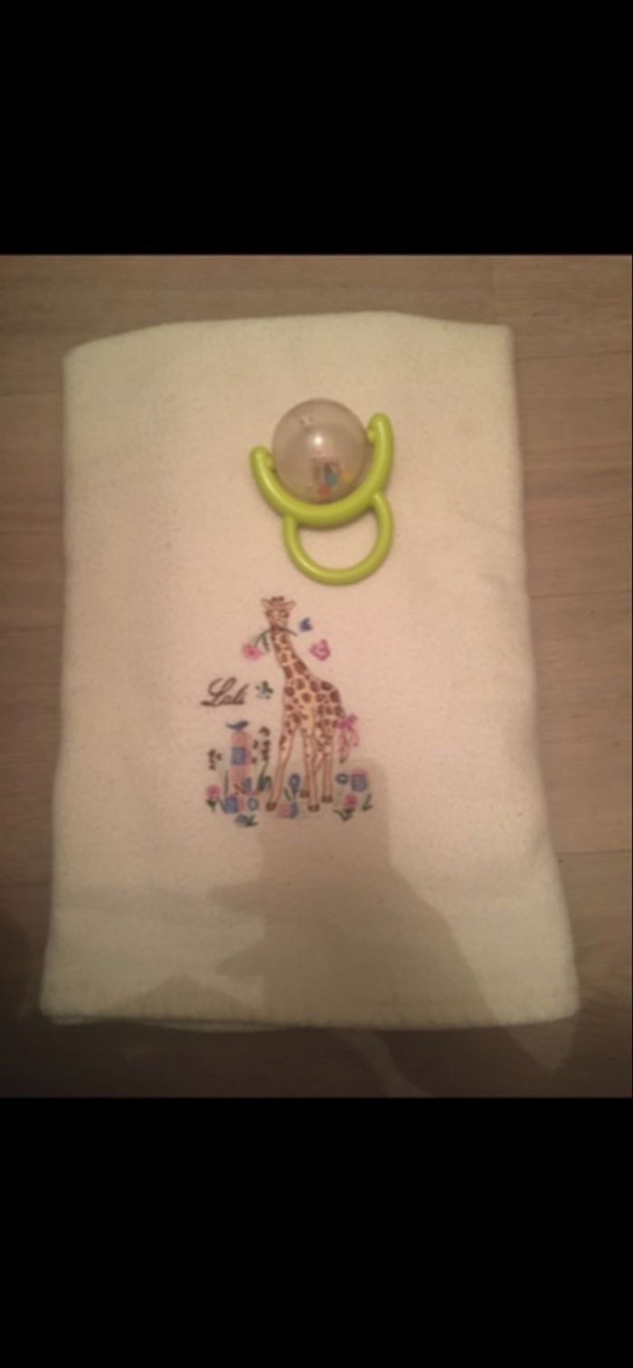 Lot girafe un plaide un hochet et une gigi encore bonne état mais beaucoup servis - photo numéro 2