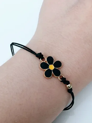 Bracelet fleur noir sur cordon ajustable – look minimaliste