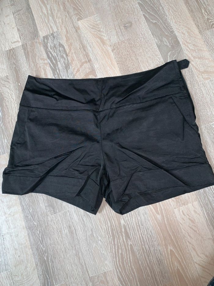 Short noir