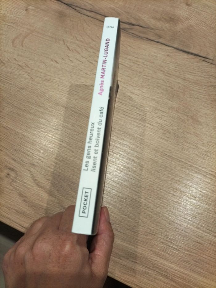 Les gens heureux lisent et boivent du café Agnès Martin Lugand - photo numéro 3