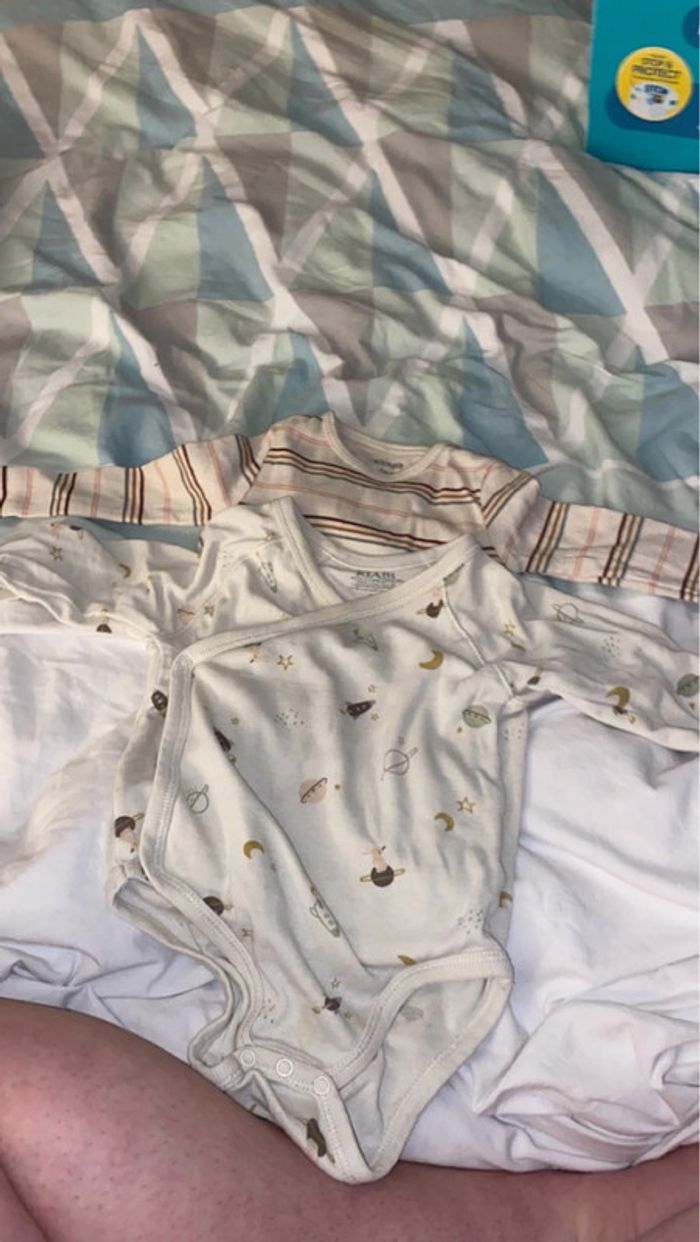 Lot 2 bodys + 1 t-short manche longue