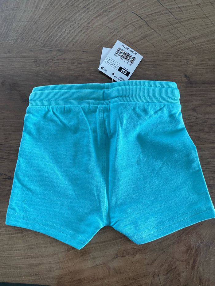 Short neuf avec étiquette - photo numéro 3