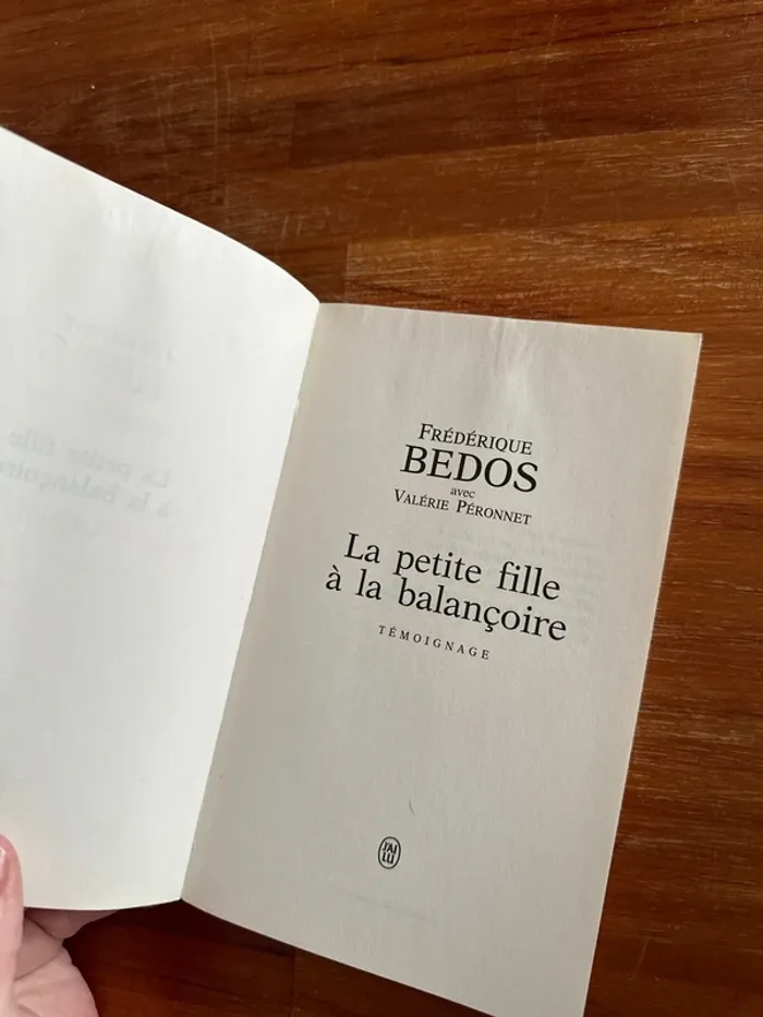 Livre la petite fille à la balançoire - photo numéro 5