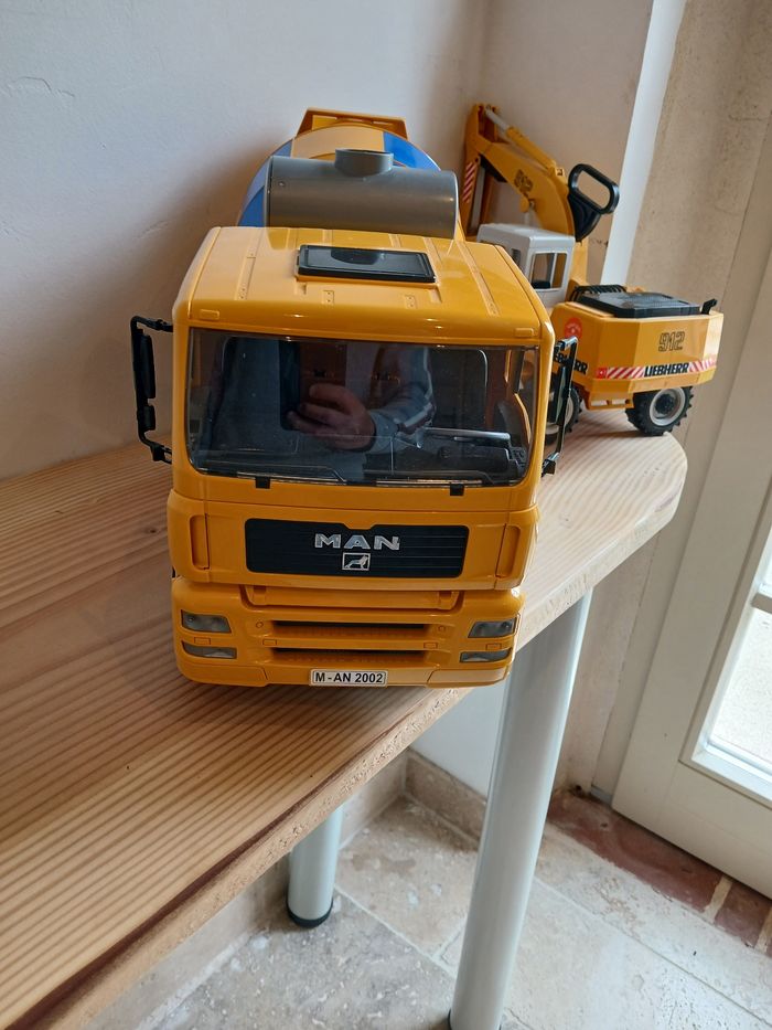 Camion toupie et pelle mécanique - photo numéro 4