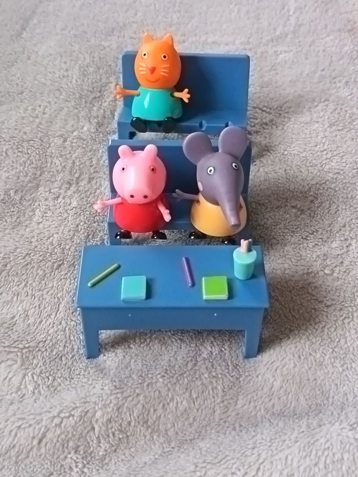 Classe Peppa pig avec 3 personnage incomplet - photo numéro 1