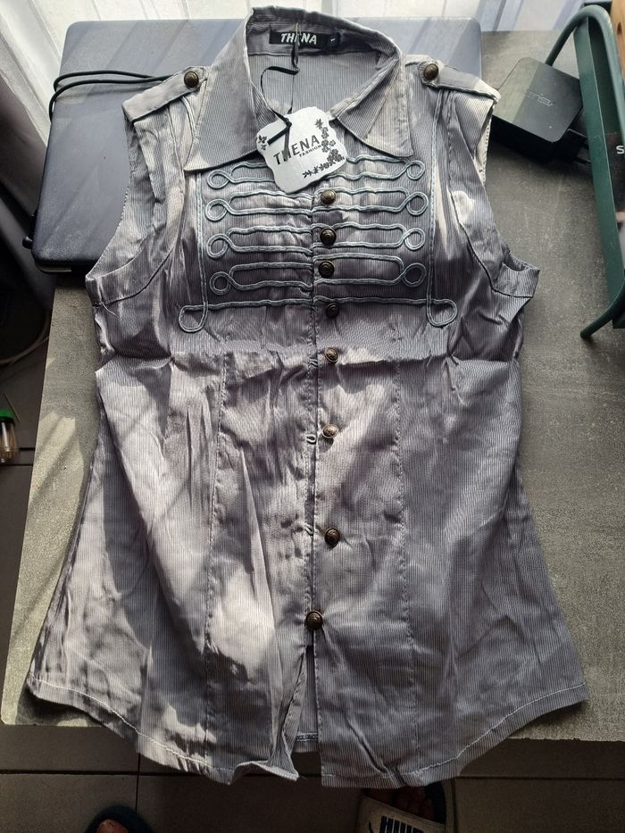 Chemisier gris sans manche avec détail brodés style officier