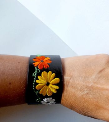 Tres jolie manchette brodée 🌼