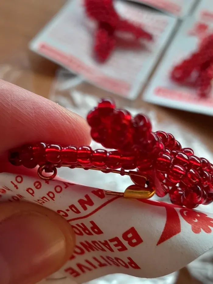 Pins broche ruban rouge cancer soutien - photo numéro 5