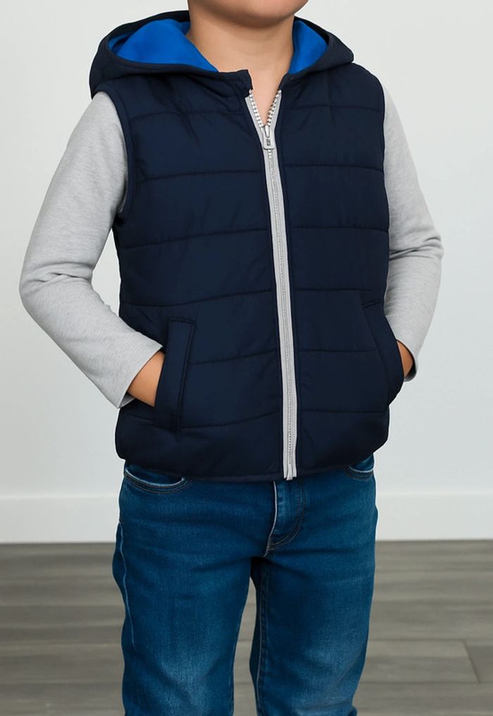💙 Veste sans manches à capuche bleu marine taille 5 ans.