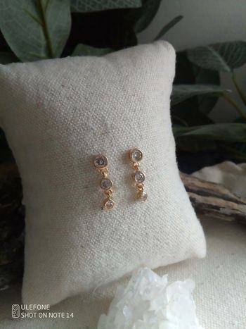 Boucles d'oreilles triple zircons blancs