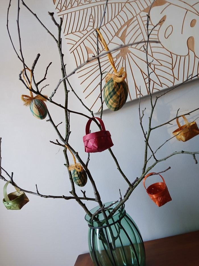 Lot sujets 4 œufs & 4 paniers à suspendre pour arbre Pâques multicolore - photo numéro 3