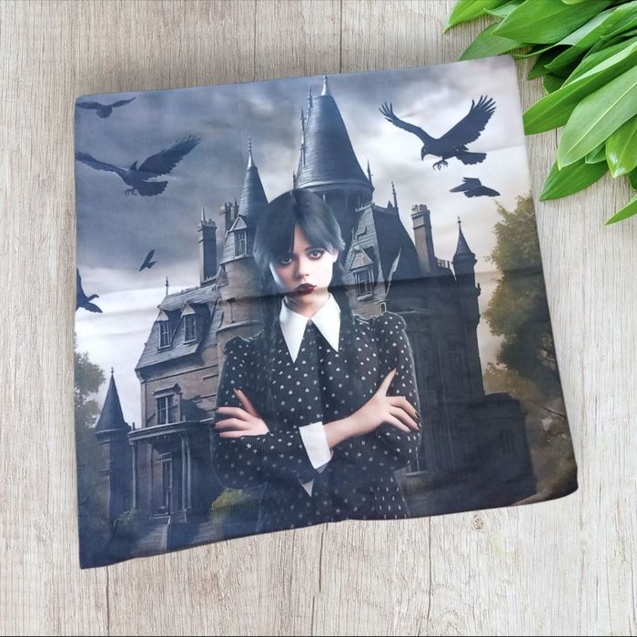 Housse de coussin wednesday mercredi de la famille Addams Jena ortega - photo numéro 3