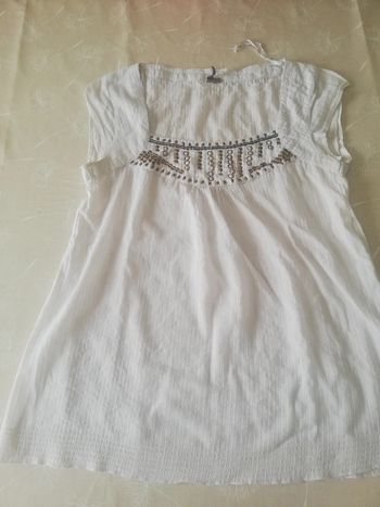 Haut blanc avec beabs sur décolleté taille 36
