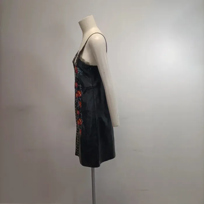 Robe Cuir Synthétique Mango Décolletée, Brodée rose rouge - dentelle clous métal - taille M A457 - photo numéro 2