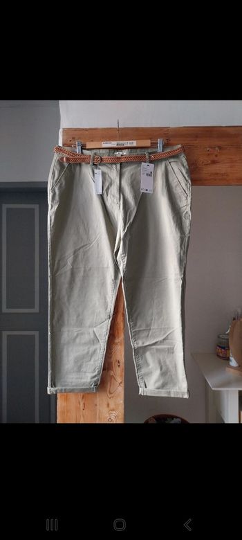 Pantacourt kaki clair taille 46 neuf