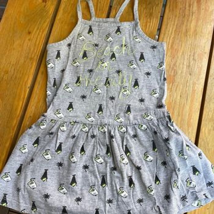 Lot 2 robes 4 ans