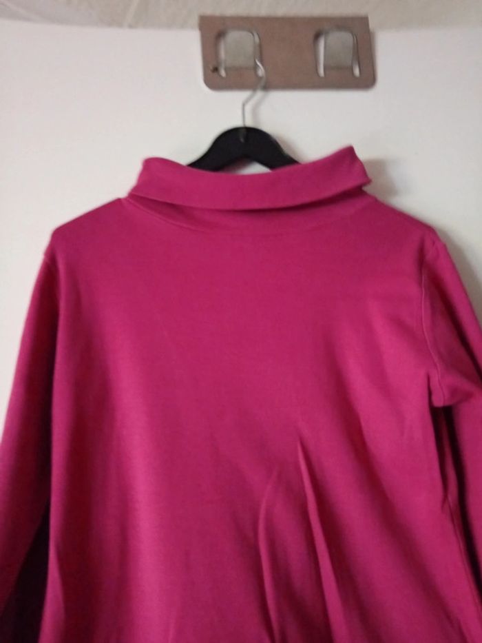 Joli pull à col roulé fuchsia.  10 ans - photo numéro 2