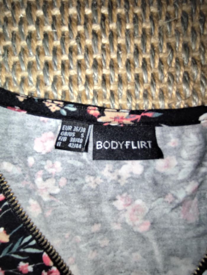 T-shirt fleuri Bodyflirt , taille 40 , très bon état - photo numéro 3