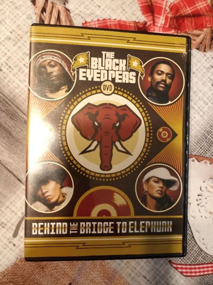 The black eyed pas behind thé bridge to elephunk