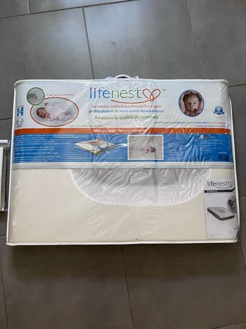 Matelas bébé anti-reflux lifenest neuf + drap