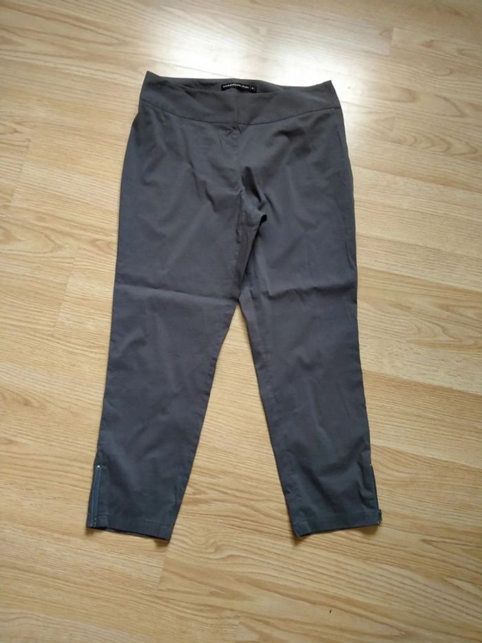Panta court gris foncé. Femme. Mado et les autres.
Taille 38