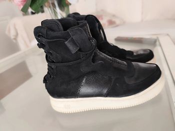 Très jolie paire de basket Nike taille 38.5 noir air force 1 rebel xx