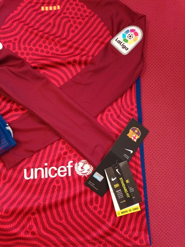 Maillot de foot FC Barcelone + chaussettes, Nike Authentique Officiel taille enfant 12/13 ans, Neuf - photo numéro 17