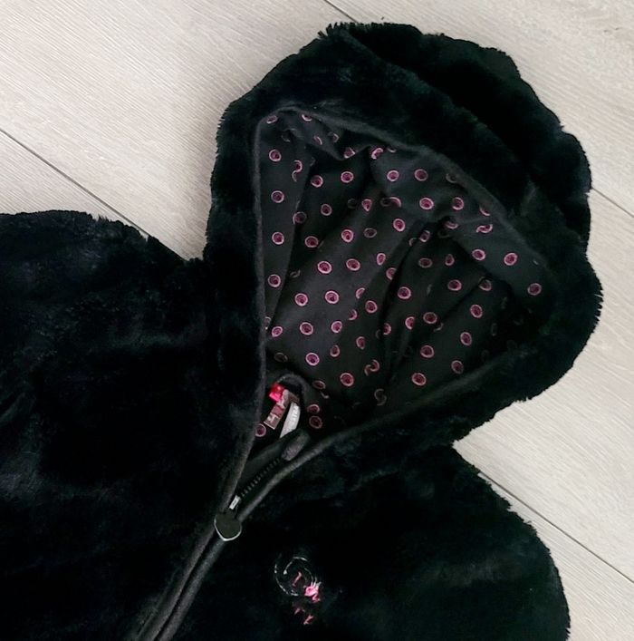 Très jolie veste gilet noire, toute douce. Fille 8 ans. Marque Orchestra - photo numéro 2