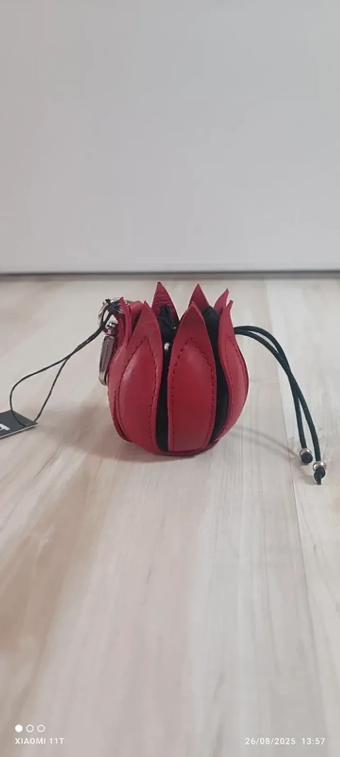 Porte-clés Ma Petite Tulipe

Bylin cui rouge noir neuf - photo numéro 2