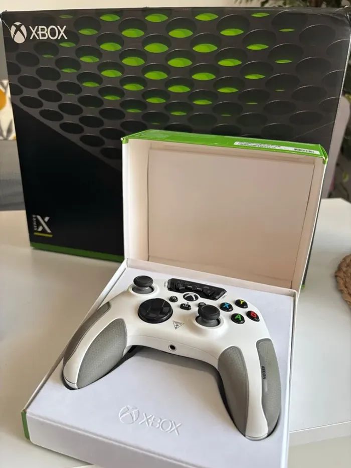 Dans sa boîte · Xbox · Series X · Noir - photo numéro 3