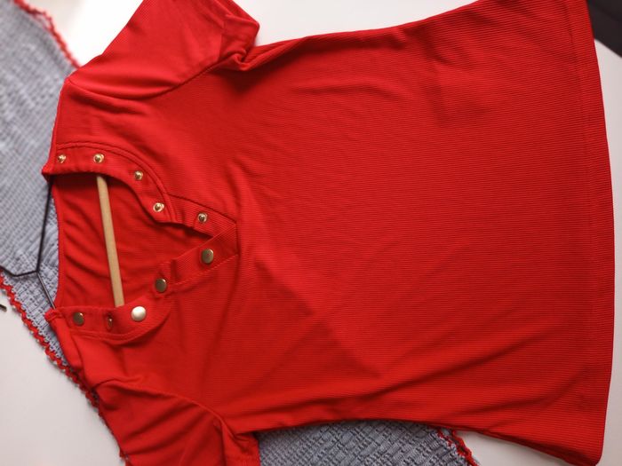 Top rouge à boutons dorés - photo numéro 2