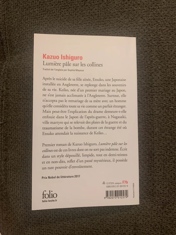 Livre Lumière pâle sur les collines - photo numéro 2