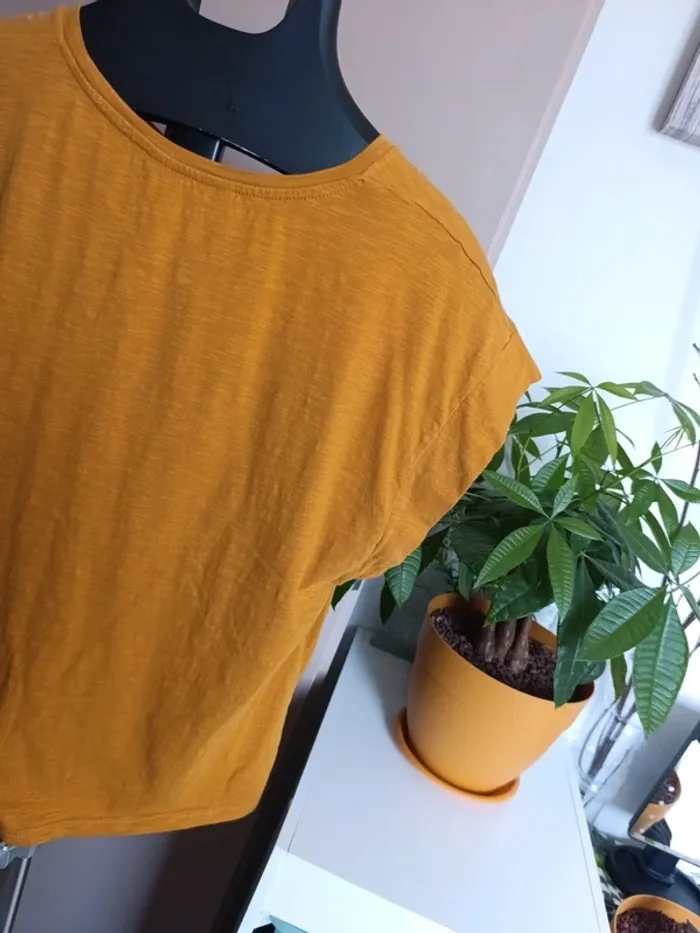 T-shirt couleur moutarde - photo numéro 3