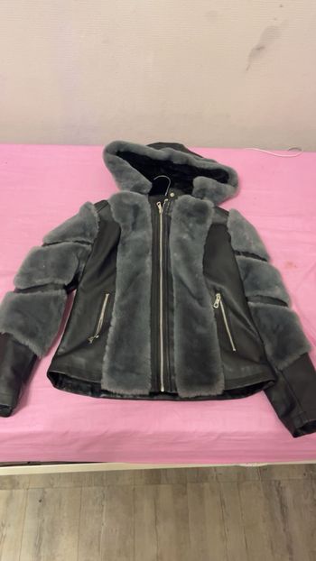 Veste Cuir plus contour en fourrure