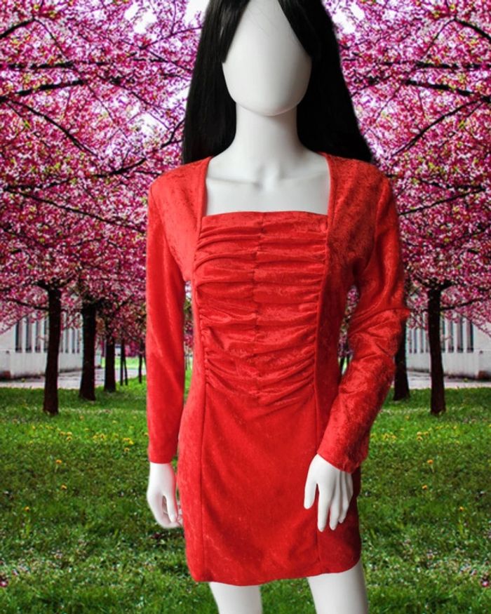 Robe en velours rouge avec col carré
