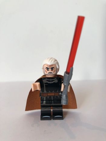 Figurine type lego Sith Comte Dooku. Star Wars