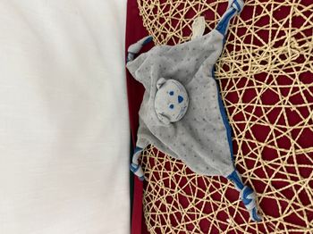 Chat BOUT'CHOU doudou carré plat gris et bleu marine