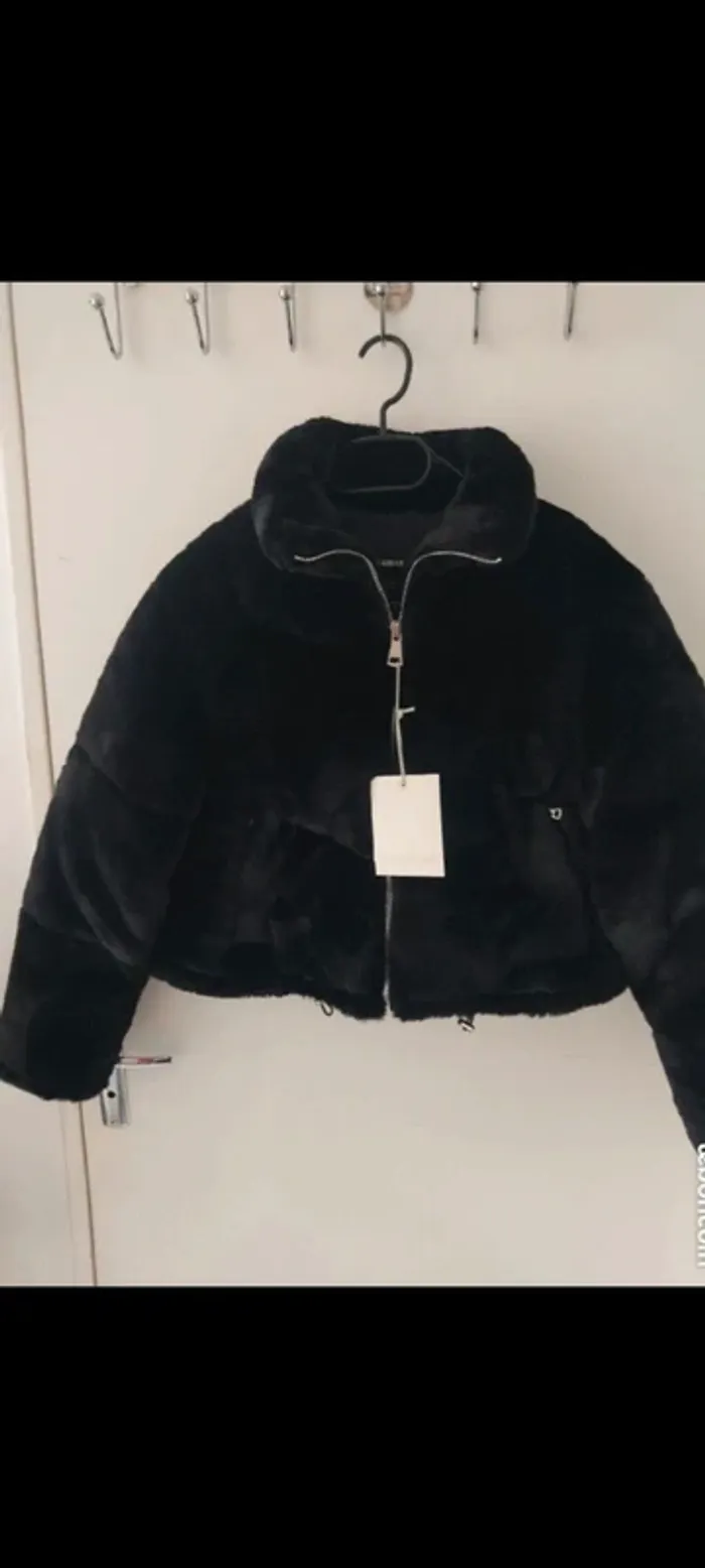 Pull&Bear manteau noir fausse fourrure taille S