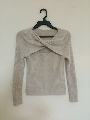 Top doux beige croisé au col, effet mohair manches longues