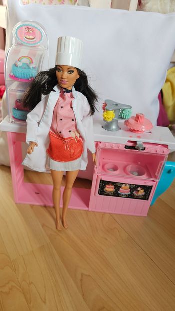 Barbie cuisinière fait des gâteaux 