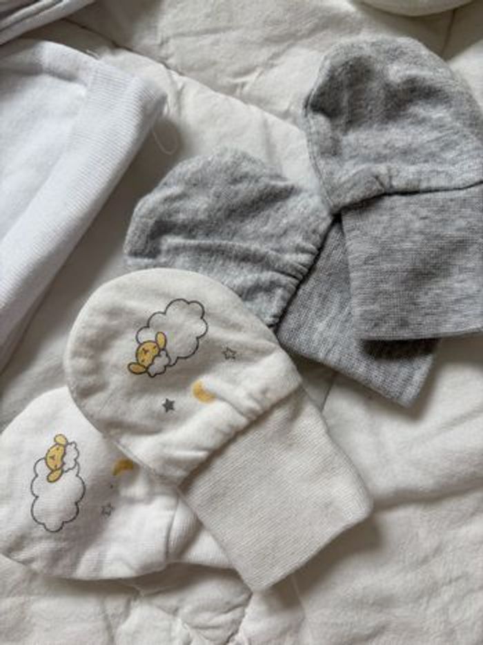 Lot naissance mixte - 2 bonnets, 2 paires de moufles, chaussons et petites chaussures - photo numéro 2