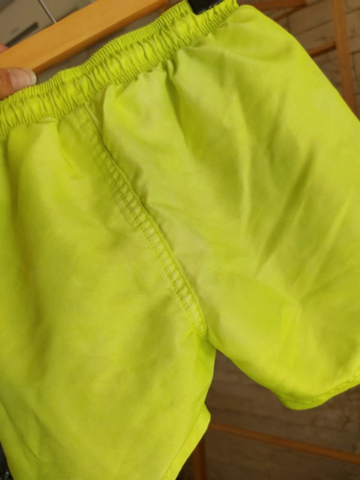 Short Mario 4 ans jaune fluo très bon état - photo numéro 4