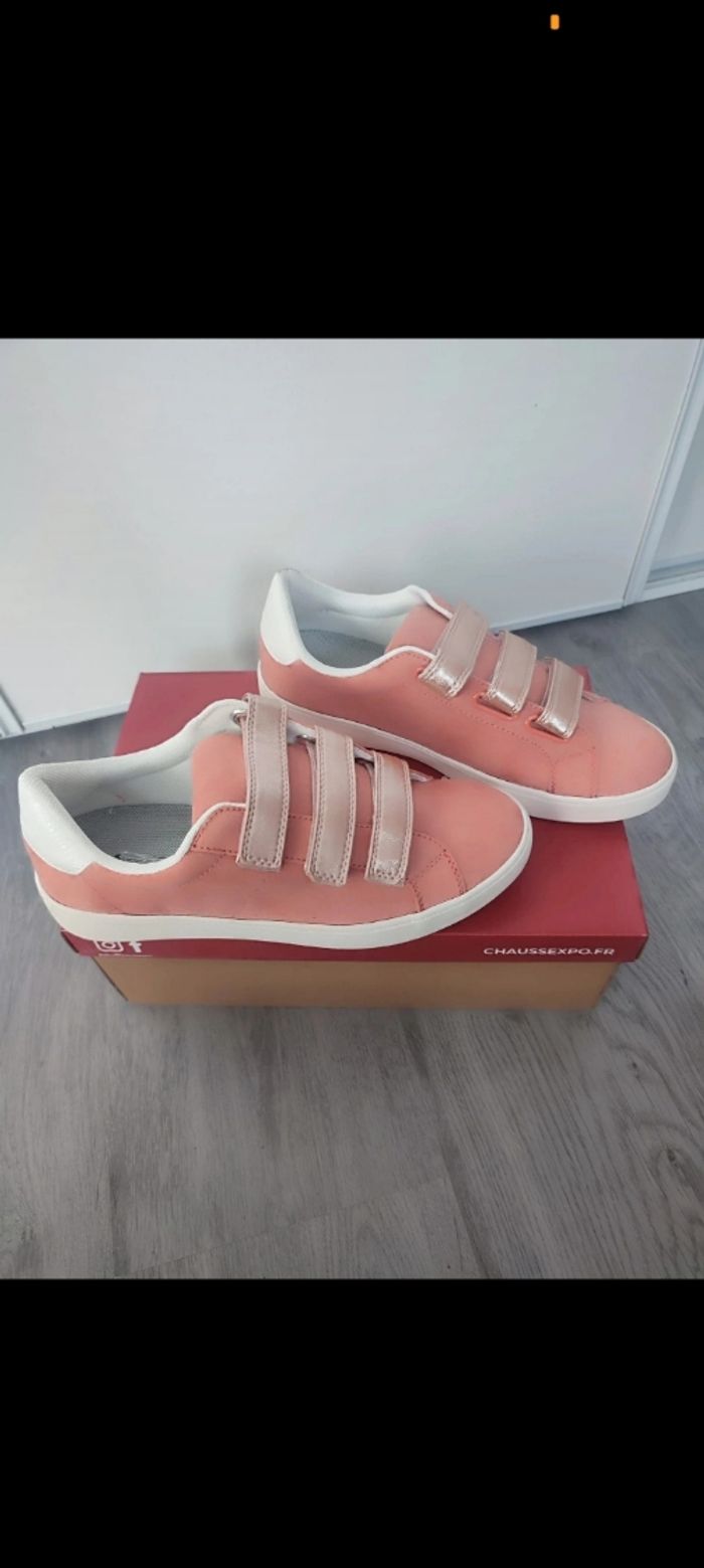 Paire de Baskets avec des scratchs pointure 39 - photo numéro 5