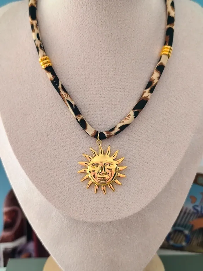 Collier motif léopard avec soleil doré - photo numéro 3