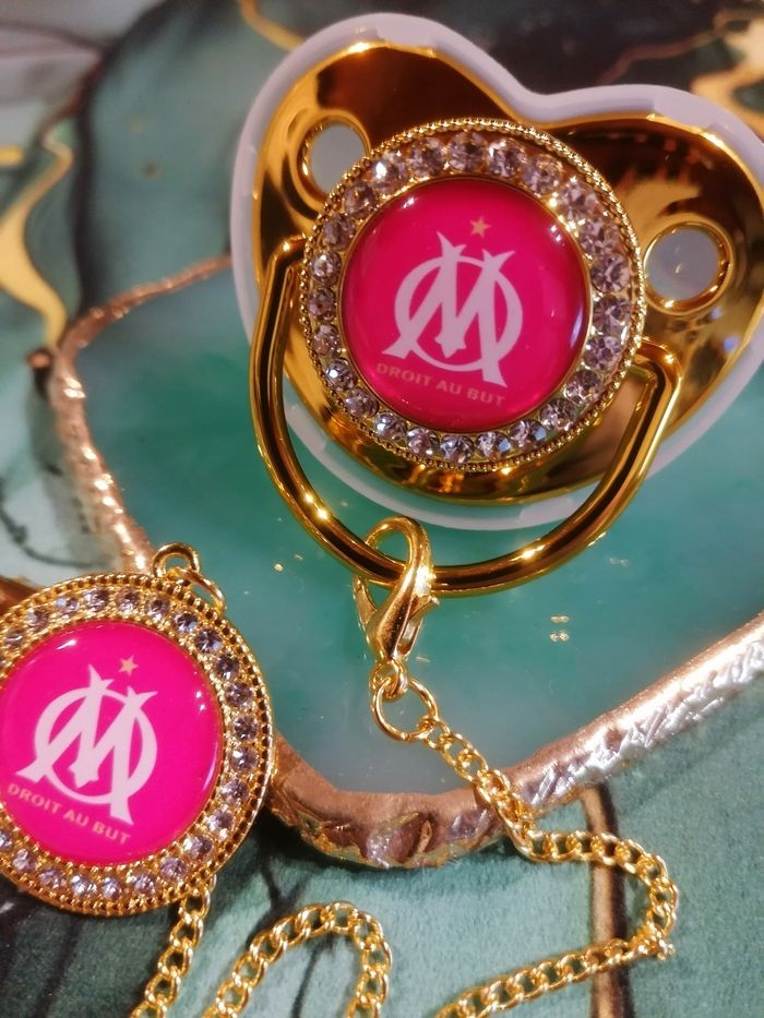 Tétine, sucette avec attache olympique de Marseille rose