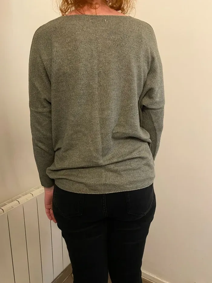 Pull kaki col V avec écriture - photo numéro 2