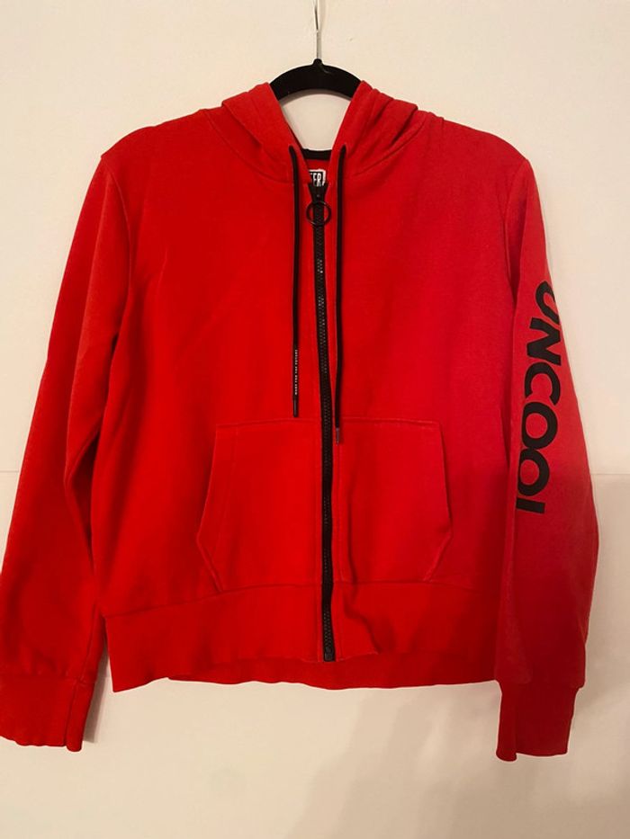 Sweat à capuche rouge "Uncool"