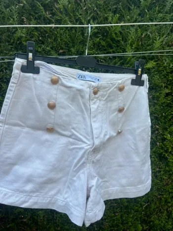 short crème beige à boutons doré zara