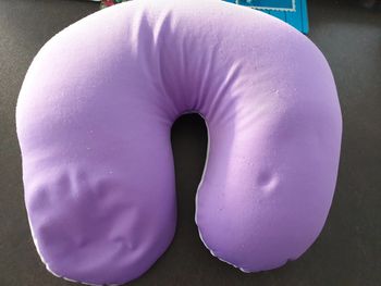 Coussin voyage tour de cou violet cale